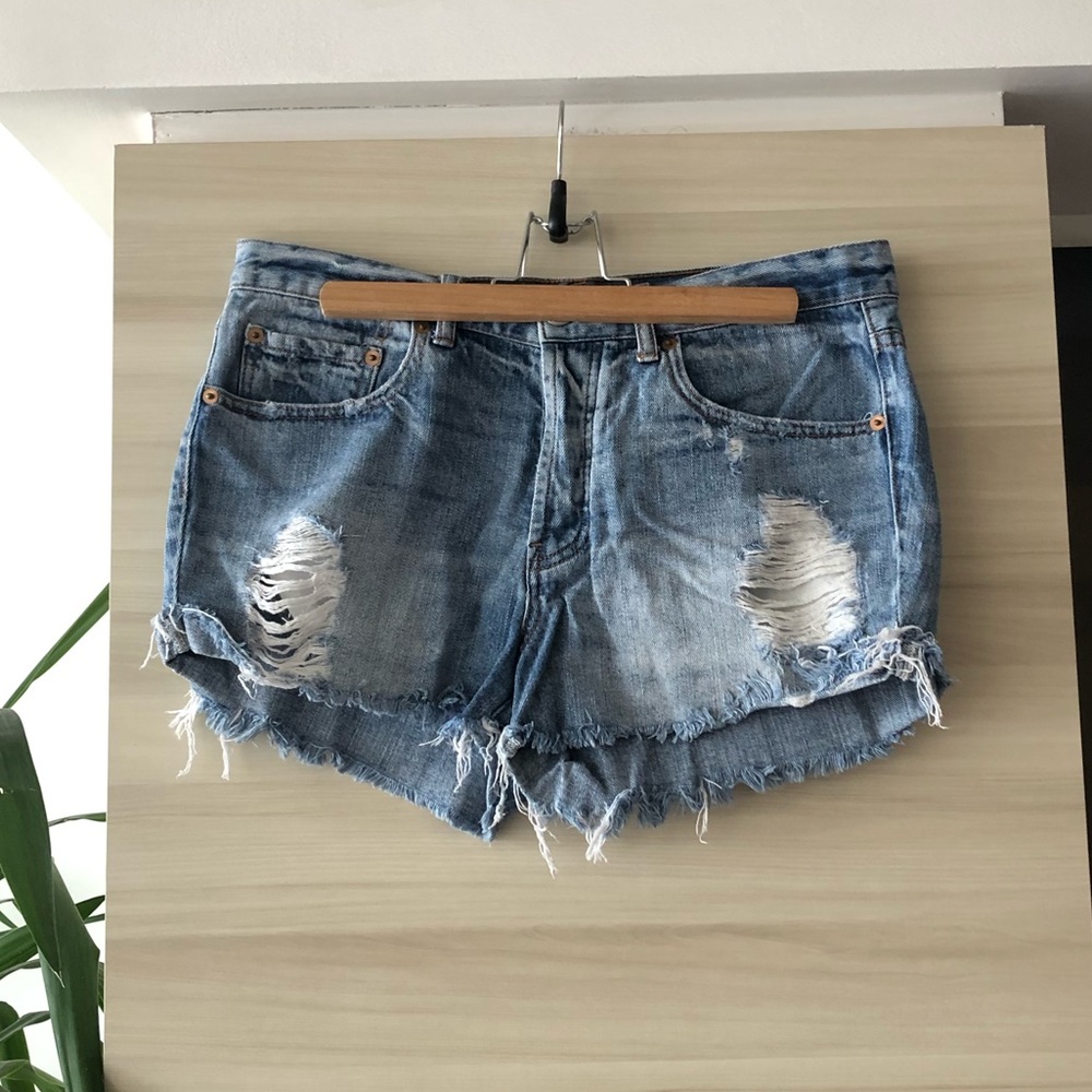 DISTRESSED JEAN SHORTS